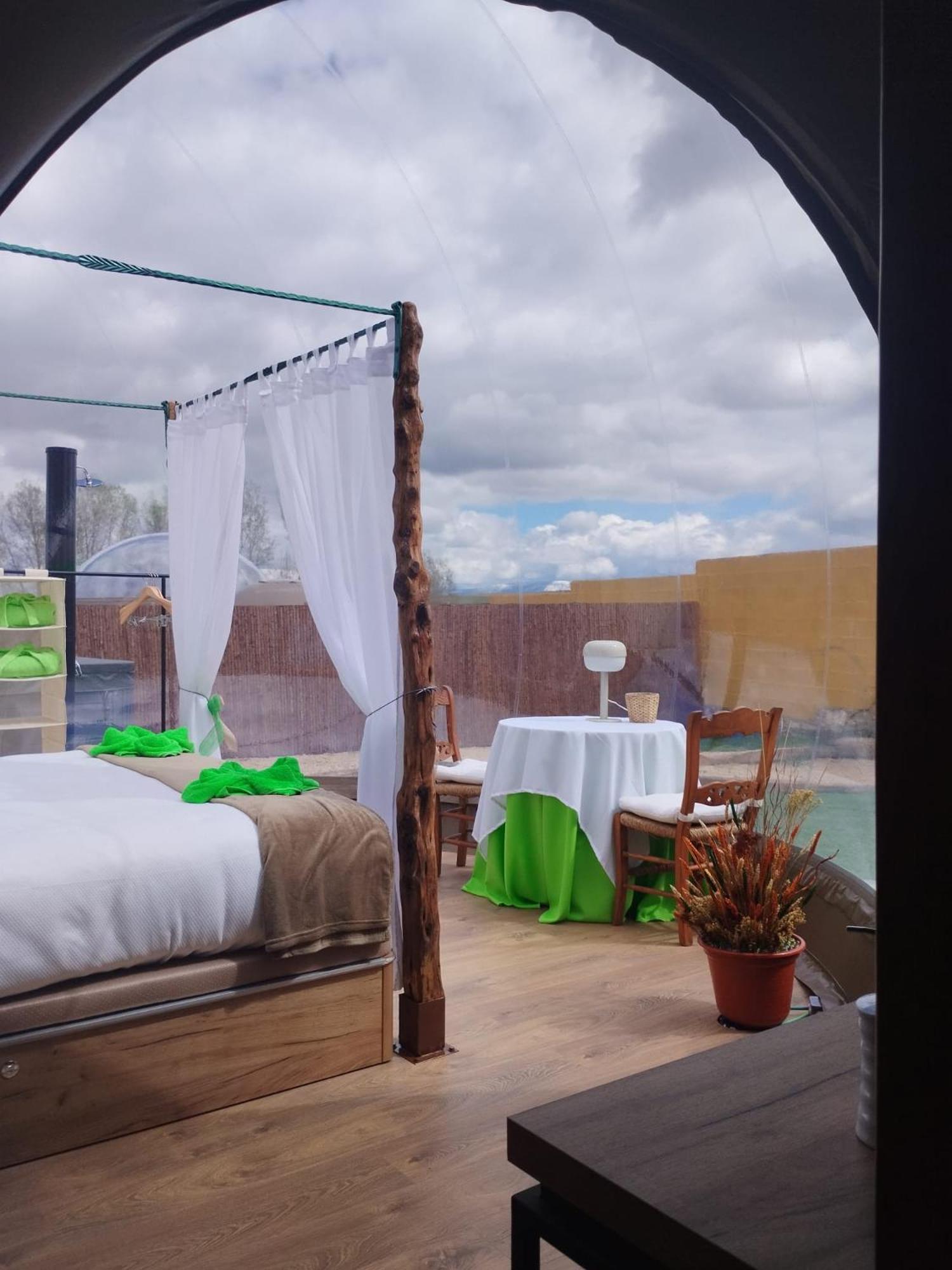Cosmoveros - Hotel Burbuja Pedraza Екстериор снимка