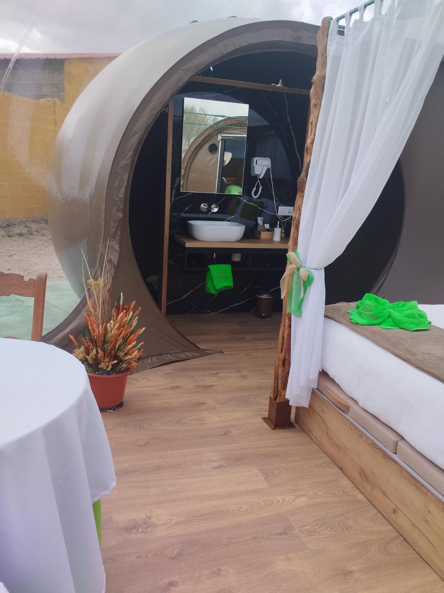 Cosmoveros - Hotel Burbuja Pedraza Екстериор снимка