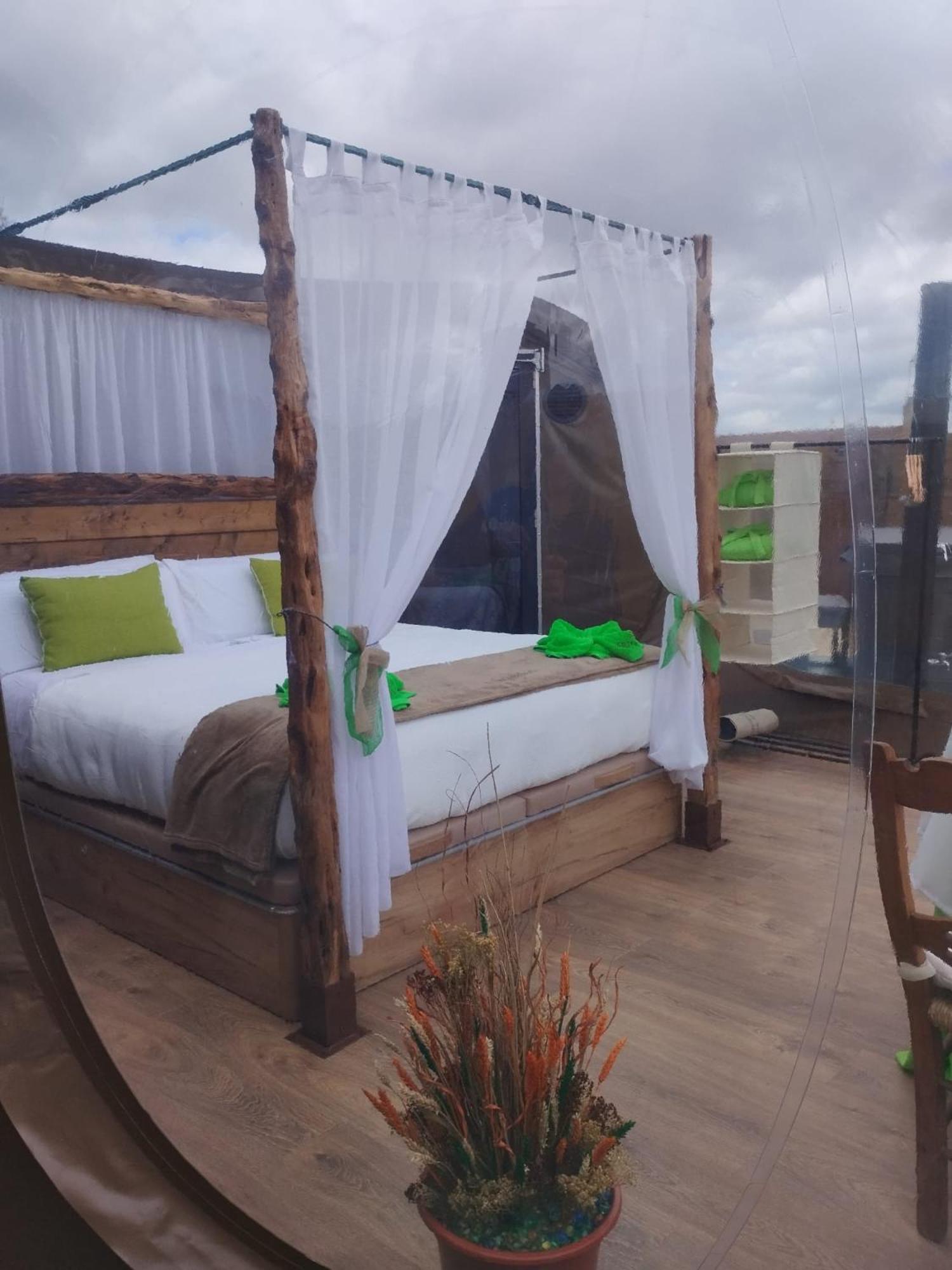 Cosmoveros - Hotel Burbuja Pedraza Екстериор снимка