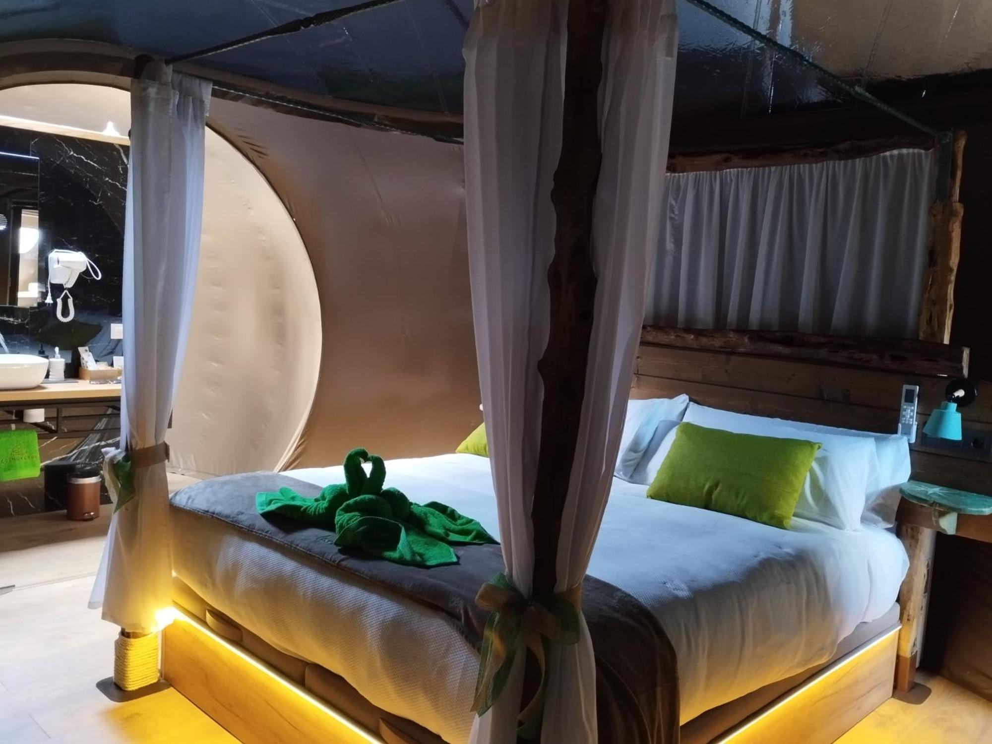Cosmoveros - Hotel Burbuja Pedraza Екстериор снимка