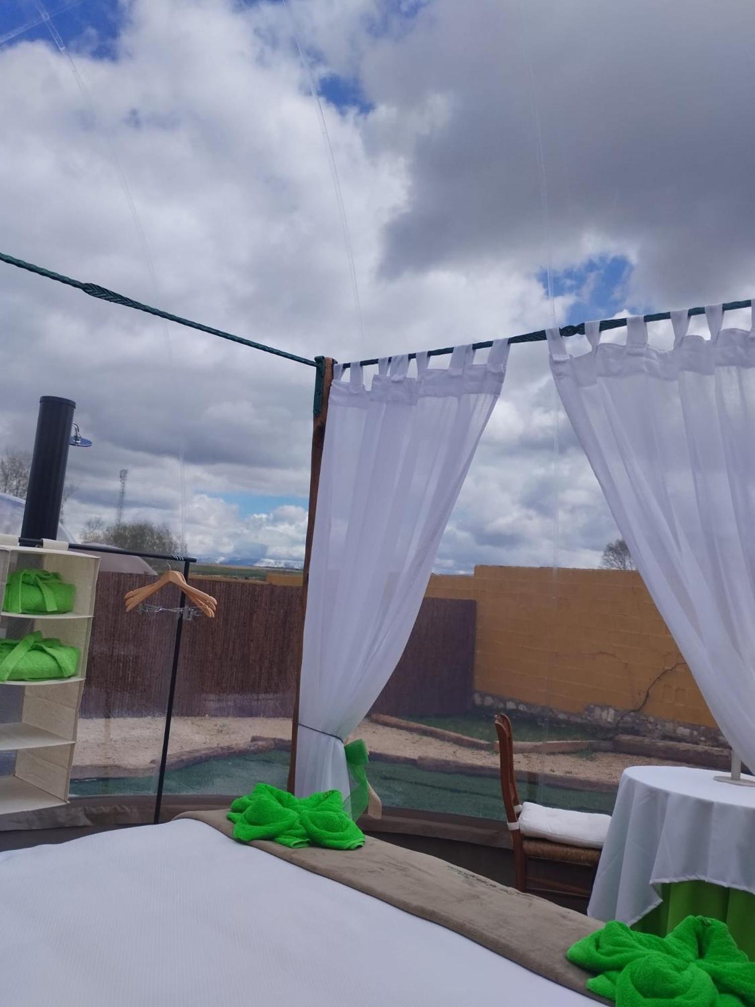 Cosmoveros - Hotel Burbuja Pedraza Екстериор снимка