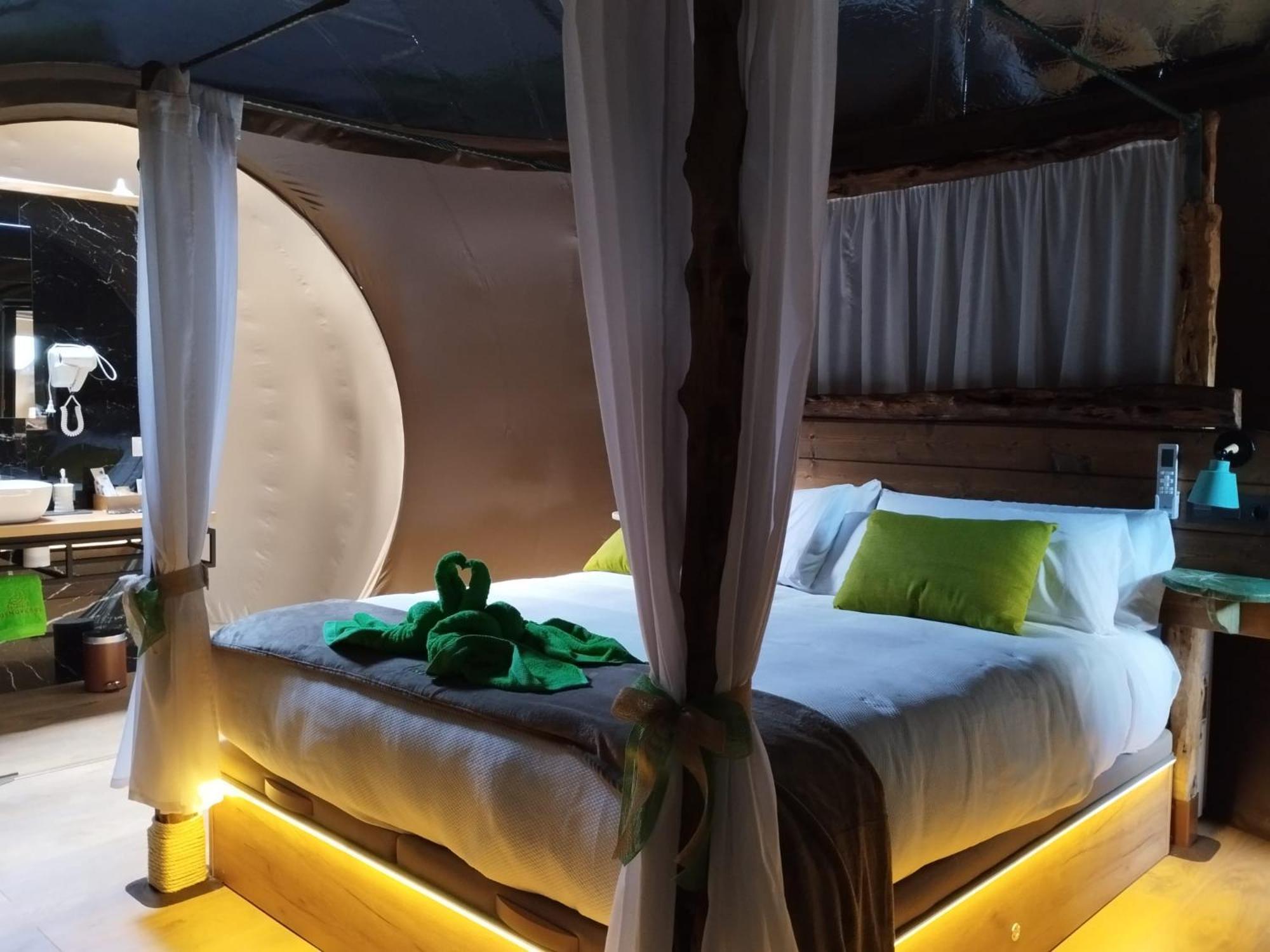 Cosmoveros - Hotel Burbuja Pedraza Екстериор снимка